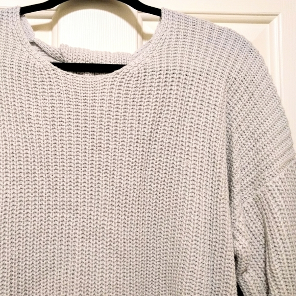 ✨ HOST PICK ✨ Open-Back, Twist Sweater - Picture 13 of 16